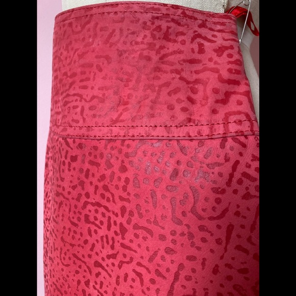 Red hot leather miniskirt, fully lined, distressed leather look, back zipper - Picture 3 of 6